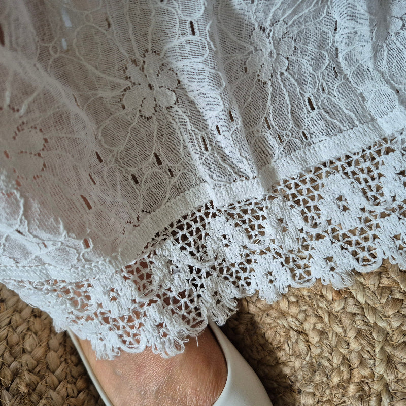 Romantisches besticktes Spitzenkleid