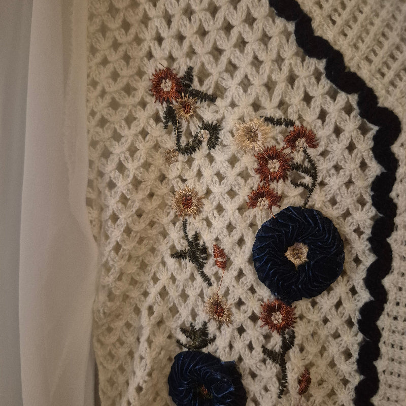 Bestickte Strickjacke mit Tüllärmeln