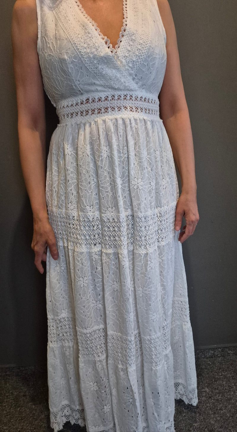 Romantisches besticktes Spitzenkleid