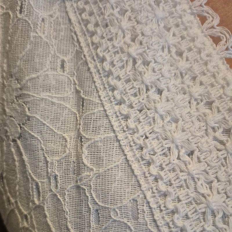 Romantisches besticktes Spitzenkleid