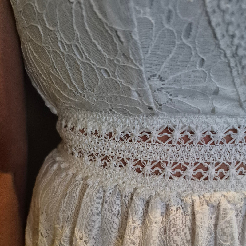 Romantisches besticktes Spitzenkleid