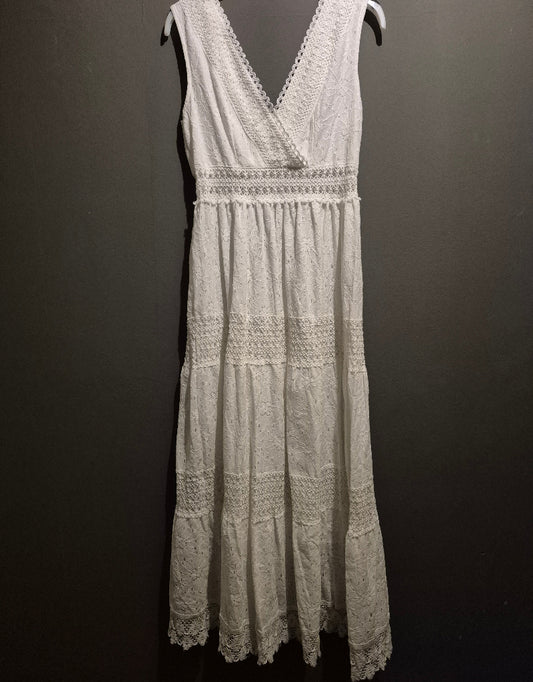Romantisches besticktes Spitzenkleid