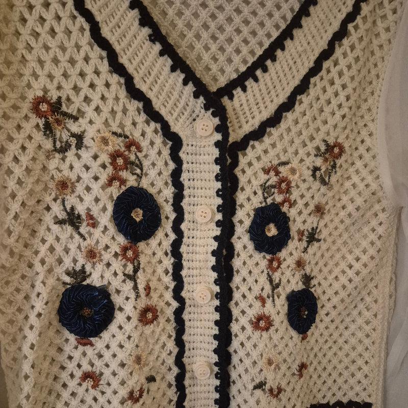Bestickte Strickjacke mit Tüllärmeln
