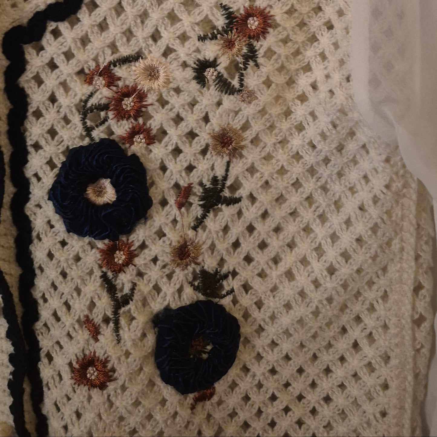 Bestickte Strickjacke mit Tüllärmeln