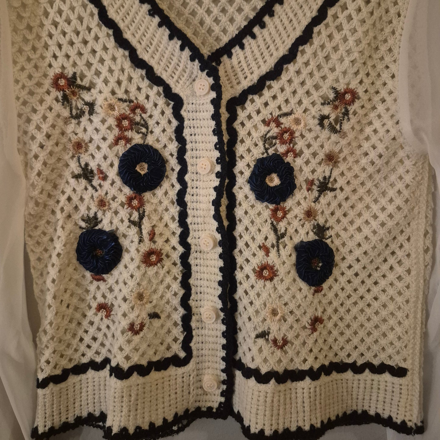 Bestickte Strickjacke mit Tüllärmeln