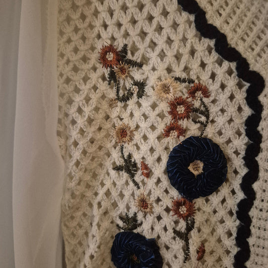 Bestickte Strickjacke mit Tüllärmeln