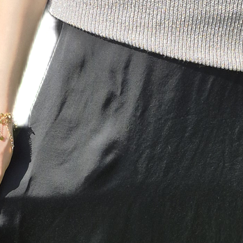 Langer Maxirock in Seidenoptik