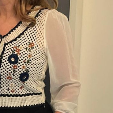 Bestickte Strickjacke mit Tüllärmeln